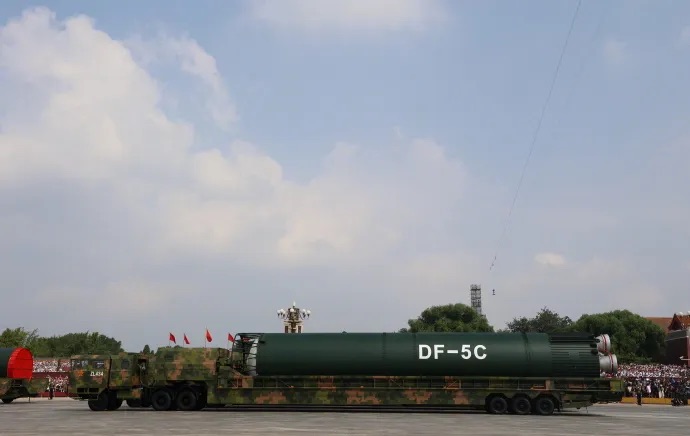  東風-5C 體積驚人，需要三輛軍車才能拉得動，在今日（3 日）成為閱兵的焦點。 圖：翻攝自人民日報 