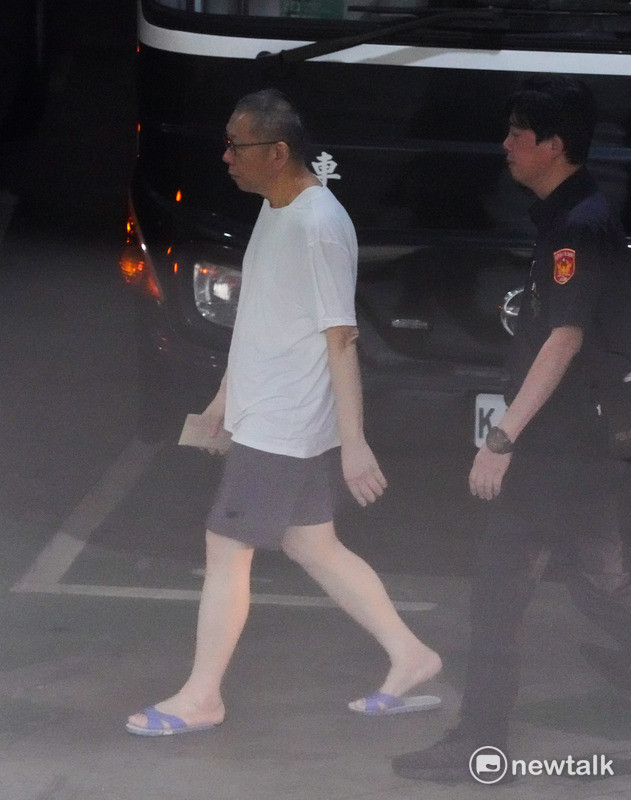  前台北市長柯文哲在法警戒護下走進台北地方法院準備交保。 圖：張良一 / 攝 