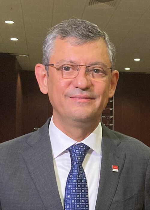  現任共和人民黨主席厄茲居爾．厄澤爾（Özgür Özel）。 圖：翻攝自維基百科 