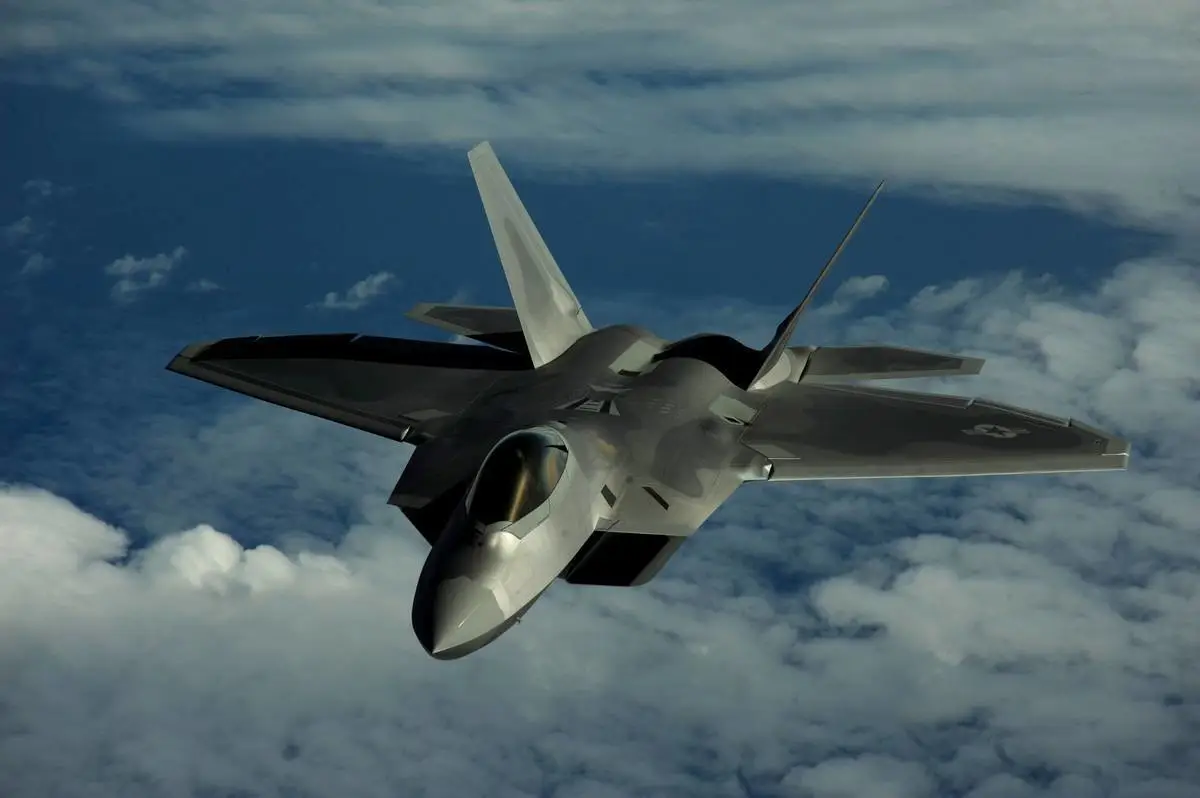  F-22「猛禽」戰鬥機於1997年9月7日首飛，成為全球首款第五代戰機。 圖：翻攝自騰訊網帳號 @零度Military 