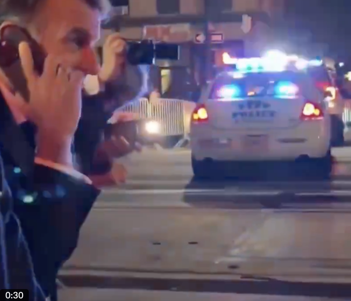  馬克宏車隊在紐約被攔並被要求為川普車隊讓路，馬克宏開玩笑打給川普要他讓路。 圖：翻攝自Ｘ 