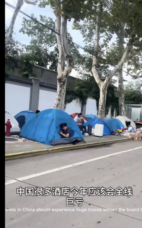  中國飯店行業面臨消費降級，旅客們寧願自備帳篷而不願意住旅館。 圖：翻攝自Ｘ 