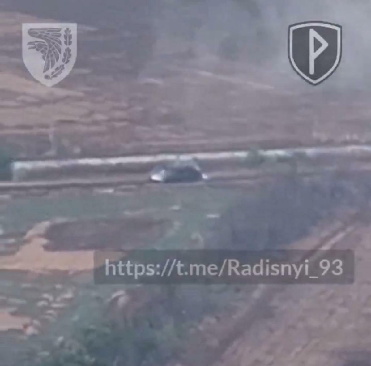  俄軍企圖突破烏軍防線，但在烏軍第 93 機械化旅 FPV 無人機群的致命打擊下，損失慘重，據報約有十餘輛俄軍裝甲車輛遭摧毀。 圖：翻攝自 X 帳號 @rainbow7852 