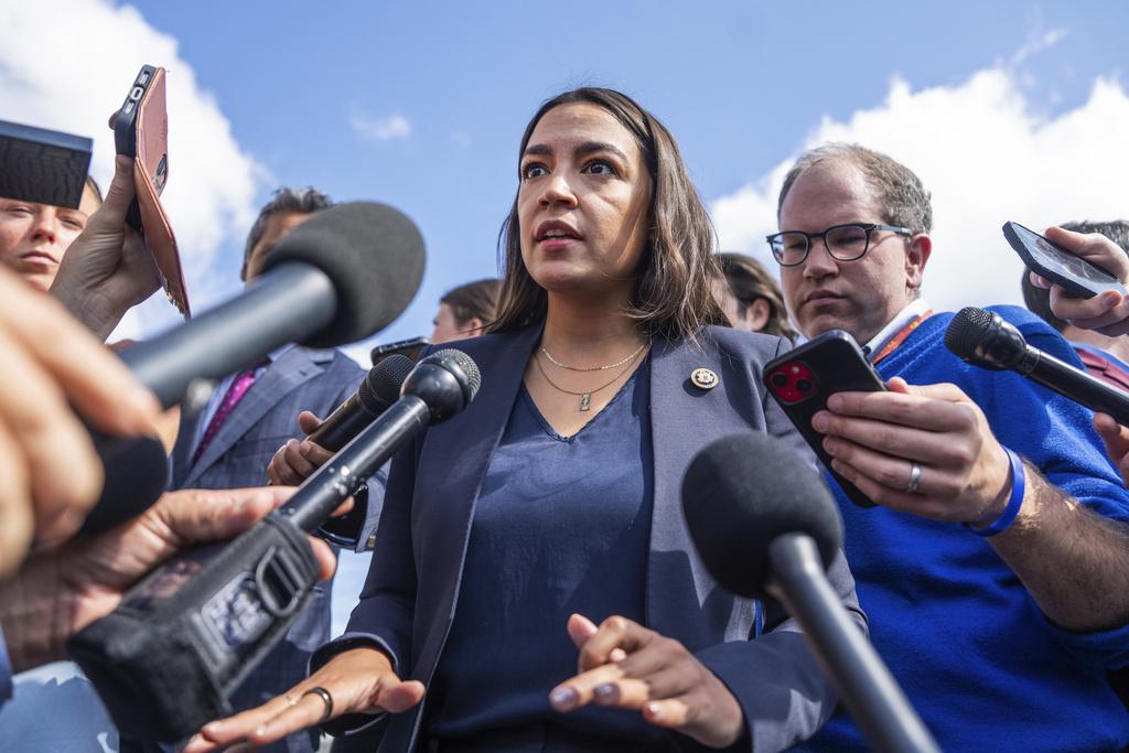  民主黨內部立場分歧，但多位議員如寇蒂茲（Alexandria Ocasio-Cortez）公開表明不會屈服於恫嚇。 圖：達志影像／美聯社 