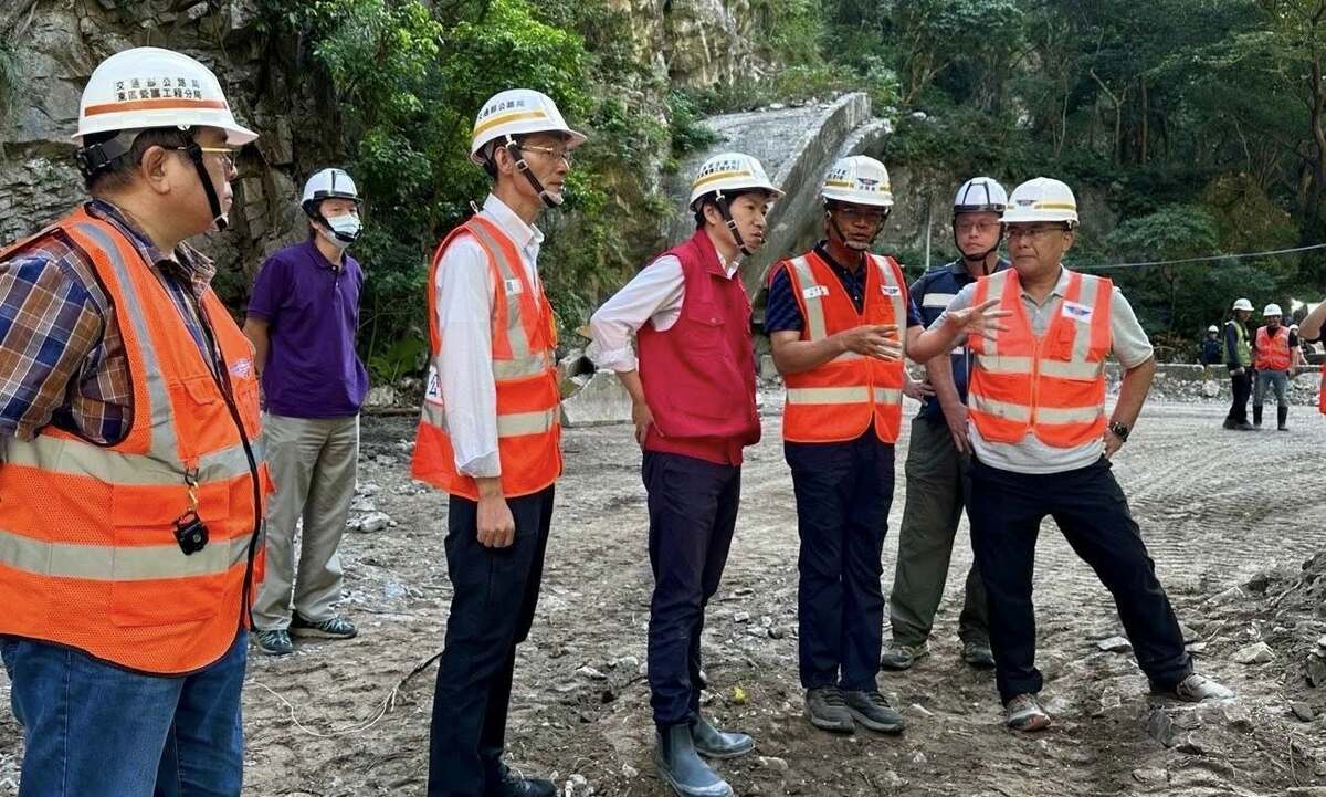  行政院秘書長張惇涵今（18 日）親自前往最前線，與第一線工程及研究團隊討論後續處置方案，並向外界說明最新狀況。 圖：翻攝自張惇涵臉書 