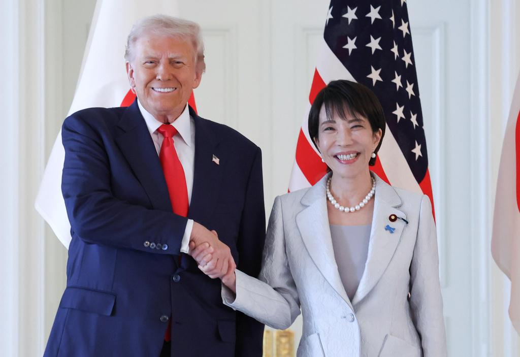  美國總統川普28日在日本會見新首相高市早苗，並大讚美日的同盟關係「比以往任何時候都更加牢固」。 圖：達志影像／美聯社 