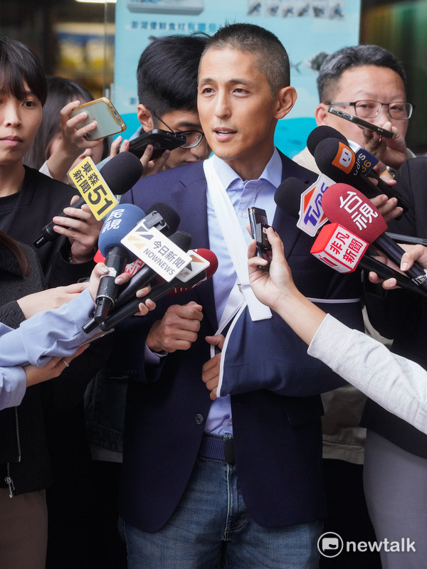 吳怡農帶傷遞表參選台北市長，並說是自己要選，意指無關派系。 圖：張良一/攝 