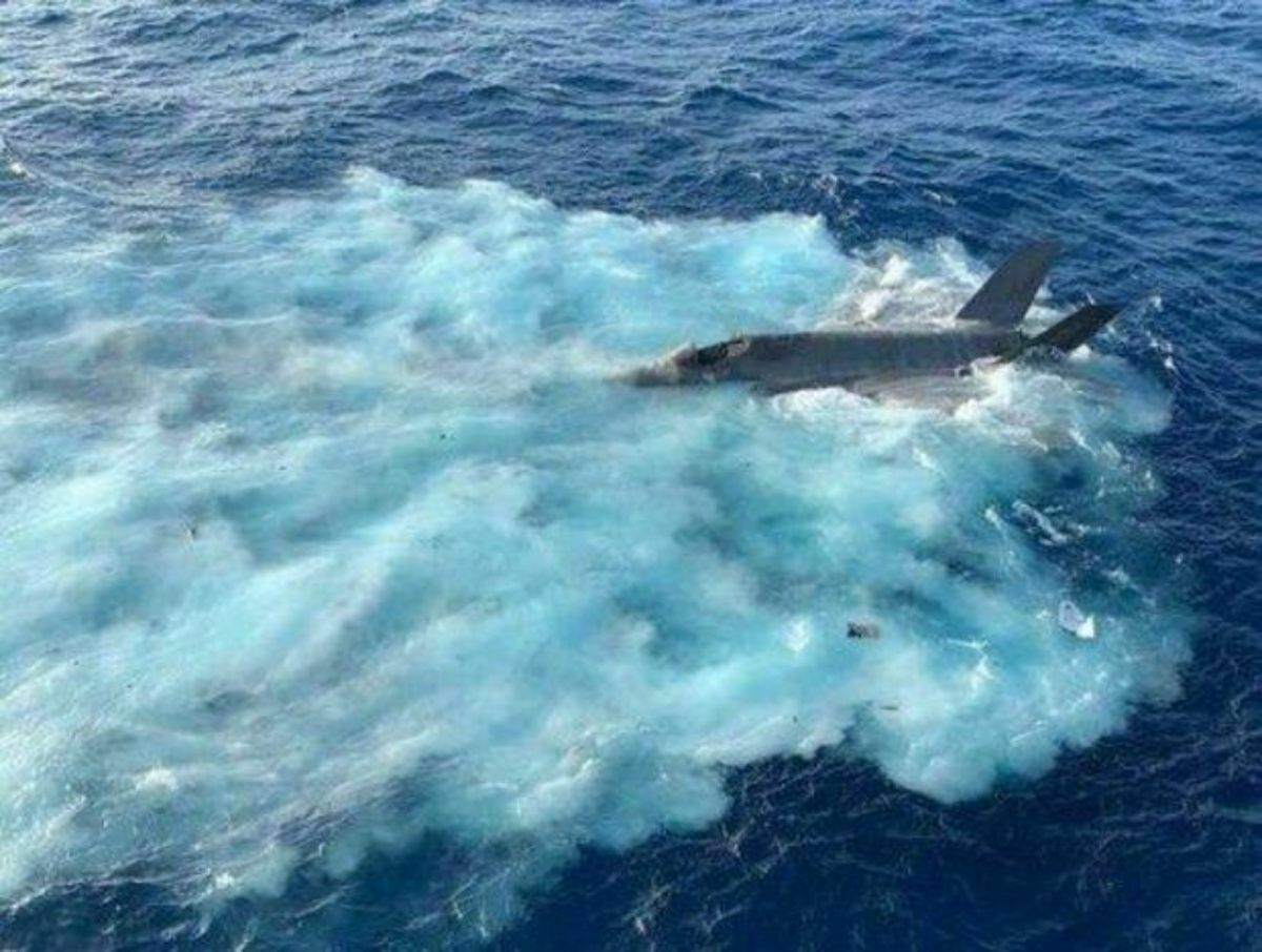  尼米茲航空母艦在士氣低落，裝備老舊的狀況下發生意外，一架 F/A 18 戰機在南海墜毀，機上人員均被救起。 圖：翻攝自@junshiguancha 