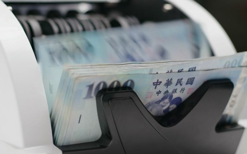 外資大逃殺 單月賣超7,000億! 台幣大貶 央行證實進場調節穩定市場