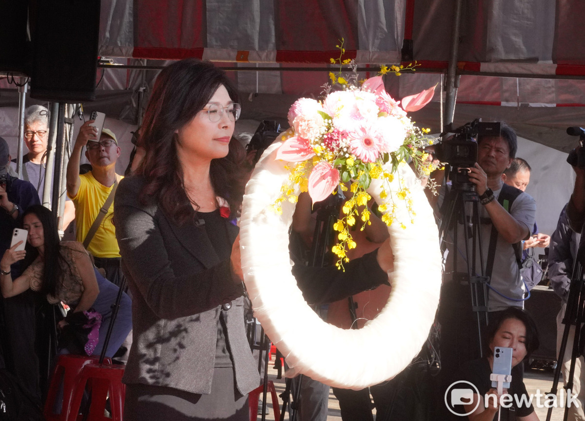  國民黨主席鄭麗文出席2025年【五○年代白色恐怖秋祭追思慰靈大會】，並向吳石等受難者獻花。 圖：張良一/攝 