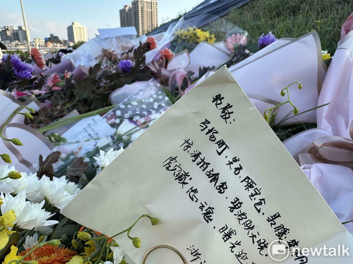  國民黨主席鄭麗文出席2025年【五○年代白色恐怖秋祭追思慰靈大會】，鄭麗文否認這項由統派舉辦的活動是以紀念共諜吳石為主，但現場出現許多紀念吳石的簡體中文文字，並指名給吳石的鮮花和鳳梨酥。 圖：張良一/攝 