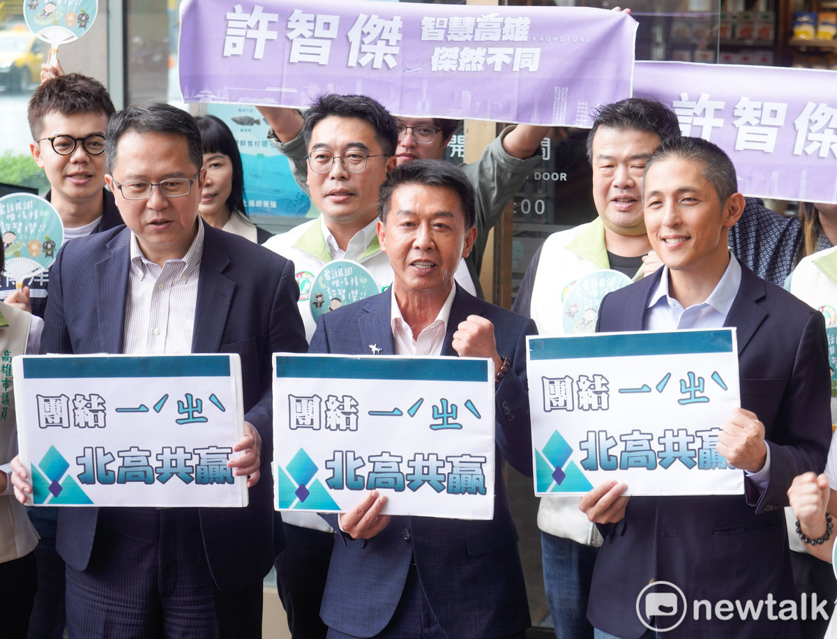  民進黨立委許智傑在立委邱志偉、吳怡農等人的陪同下，到民進黨中央登記高雄市長初選。 圖：張良一/攝 