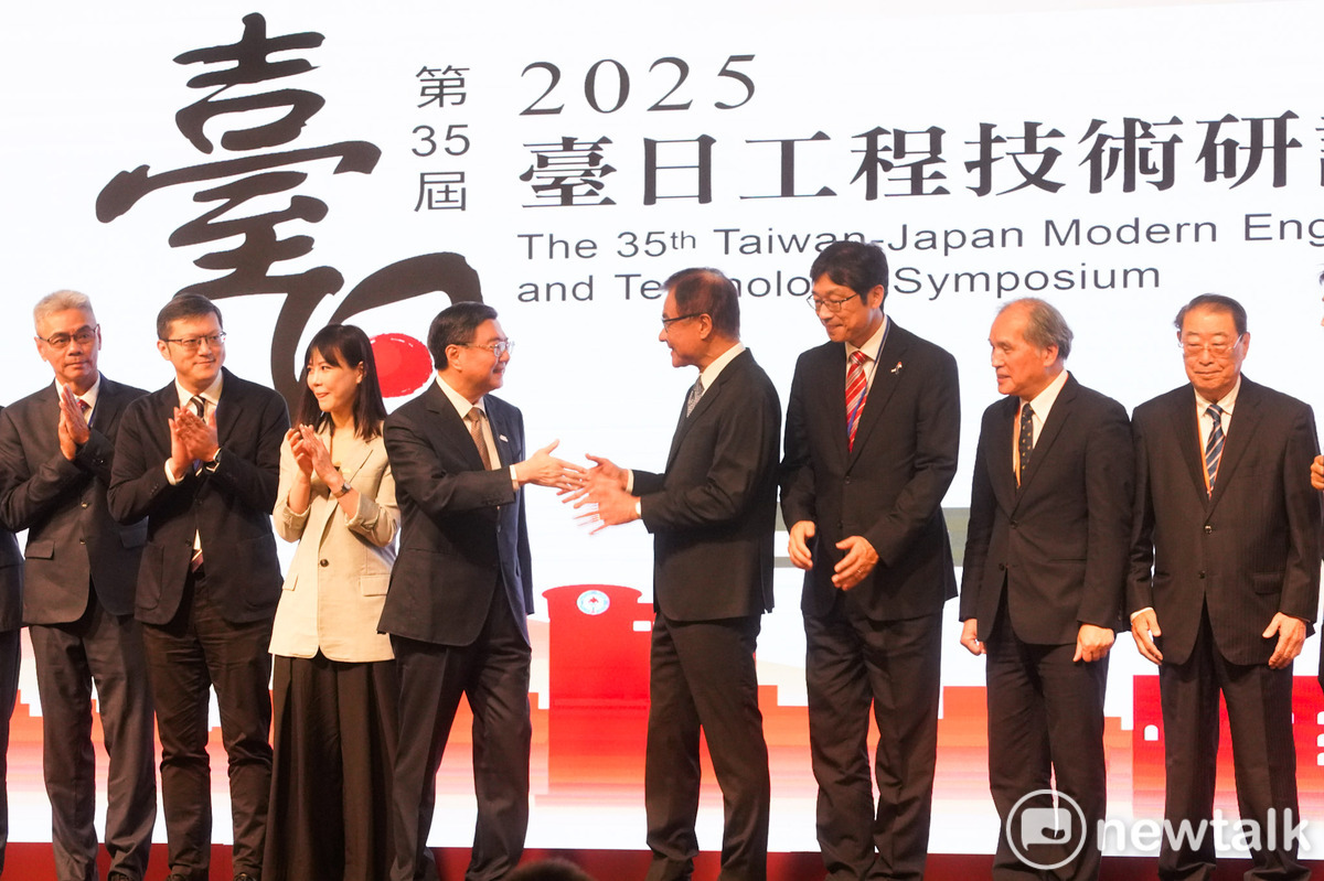  行政院長卓榮泰出席「第35屆台日工程技術研討會開幕典禮」並與與會的台日人士合影。 圖：張良一/攝 