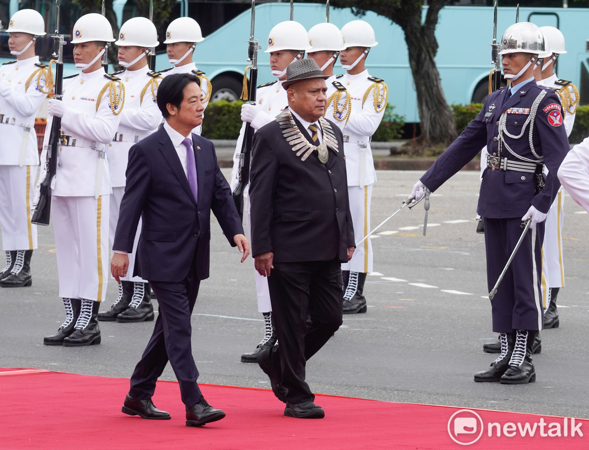  總統賴清德上午在總統府前廣場以軍禮歡迎來台進行國是訪問的吐瓦魯國總理戴斐立伉儷。 圖：張良一/攝 