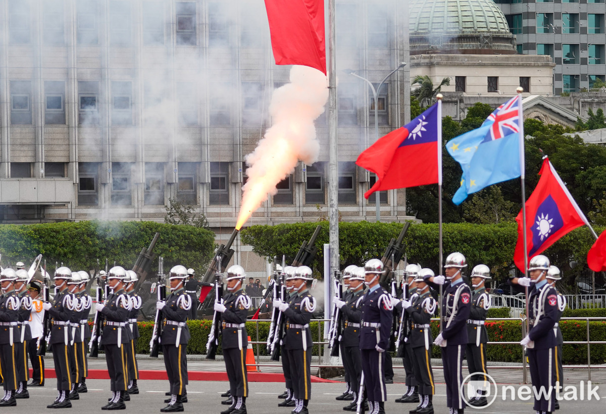  總統賴清德上午在總統府前廣場以軍禮歡迎來台進行國是訪問的吐瓦魯國總理戴斐立伉儷。 圖：張良一/攝 