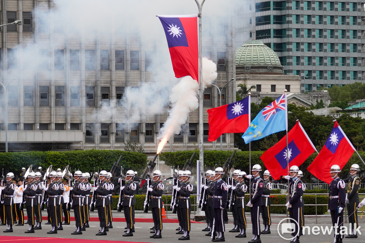  總統賴清德上午在總統府前廣場以軍禮歡迎來台進行國是訪問的吐瓦魯國總理戴斐立伉儷。 圖：張良一/攝 
