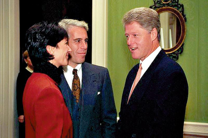  針對美國國會對傑佛瑞・艾普斯坦（Jeffrey Epstein）(中) 案件的跨黨派調查，由共和黨主導的眾議院監督委員會已表決通過，推動以藐視國會罪名處理前總統比爾・柯林頓(右)與前國務卿希拉蕊・柯林頓，理由是兩人拒絕依傳票要求出席作證。 圖：翻攝自@laomanpindao 