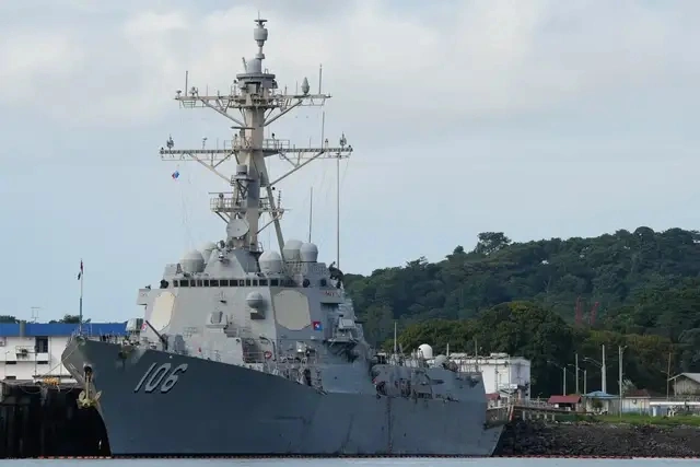  「斯托克代爾號」驅逐艦於 9 月下旬抵達加勒比海，與其他 12 艘軍艦共同支持川普政府在該地區的禁毒行動。 圖：翻攝自騰訊網 