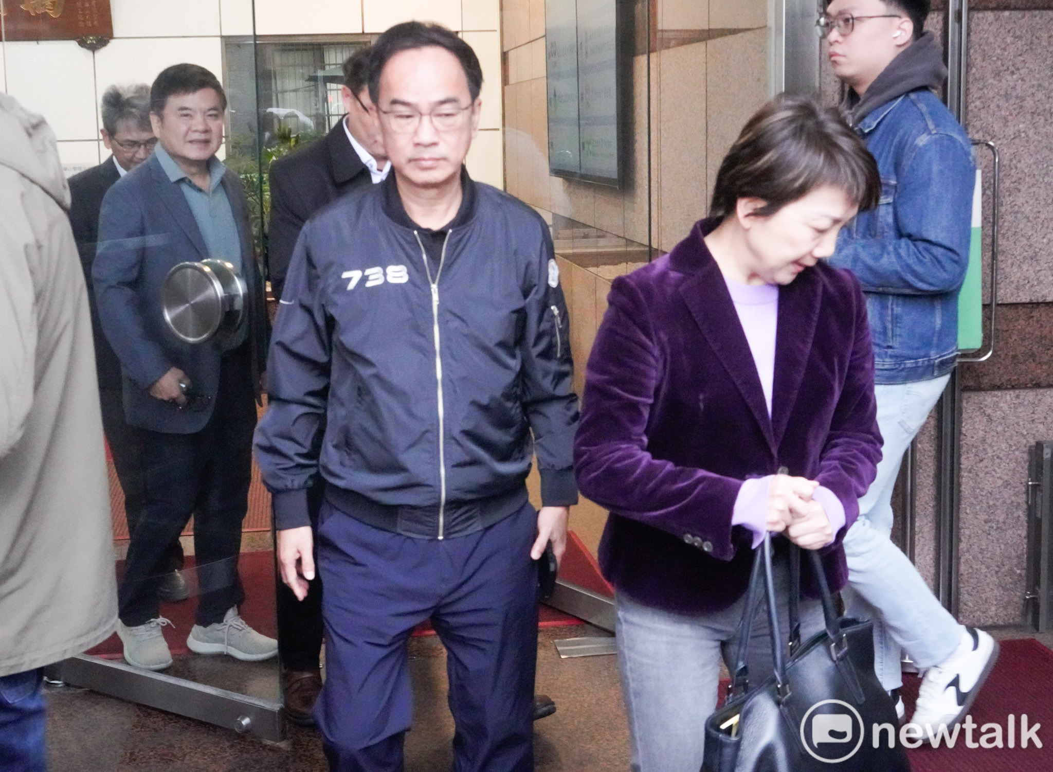  身兼民進黨主席的總統賴清德今午邀請黨籍立委，就藍白立委聯手通過有違憲疑慮的法案，商討反制之道。圖為民進黨立委范雲等人會後步出民進黨中央黨部。 圖：張良一/攝 