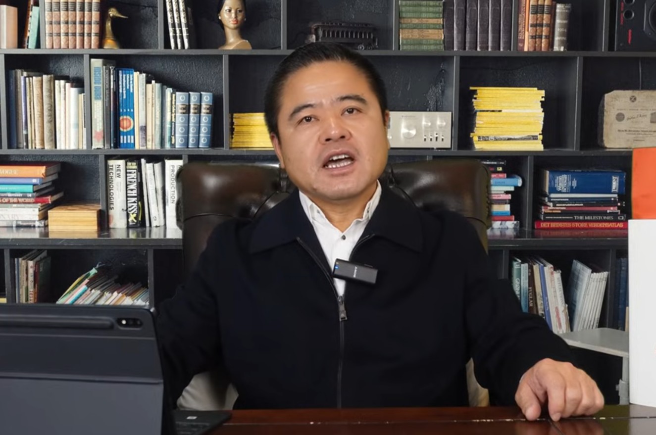  前中國黑龍江省雞西市副市長李傳良在潛逃美國多年後，仍未能擺脫北京的監控網絡。 圖：翻攝自 YouTube @李傳良 