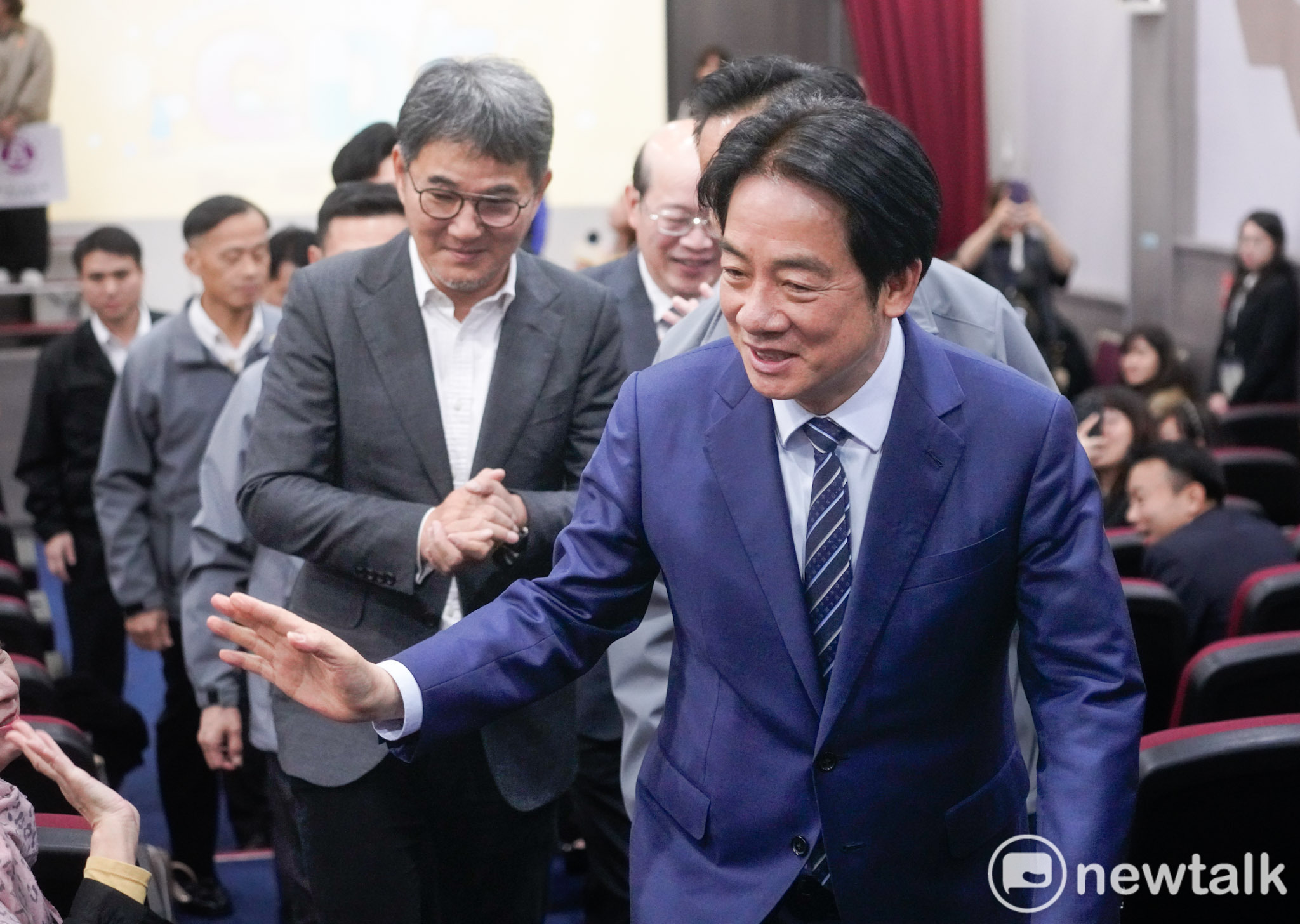  總統賴清德出席下午「癌症新藥基金週年感恩大會」後，向與會人士揮手致意。 圖：張良一/攝 