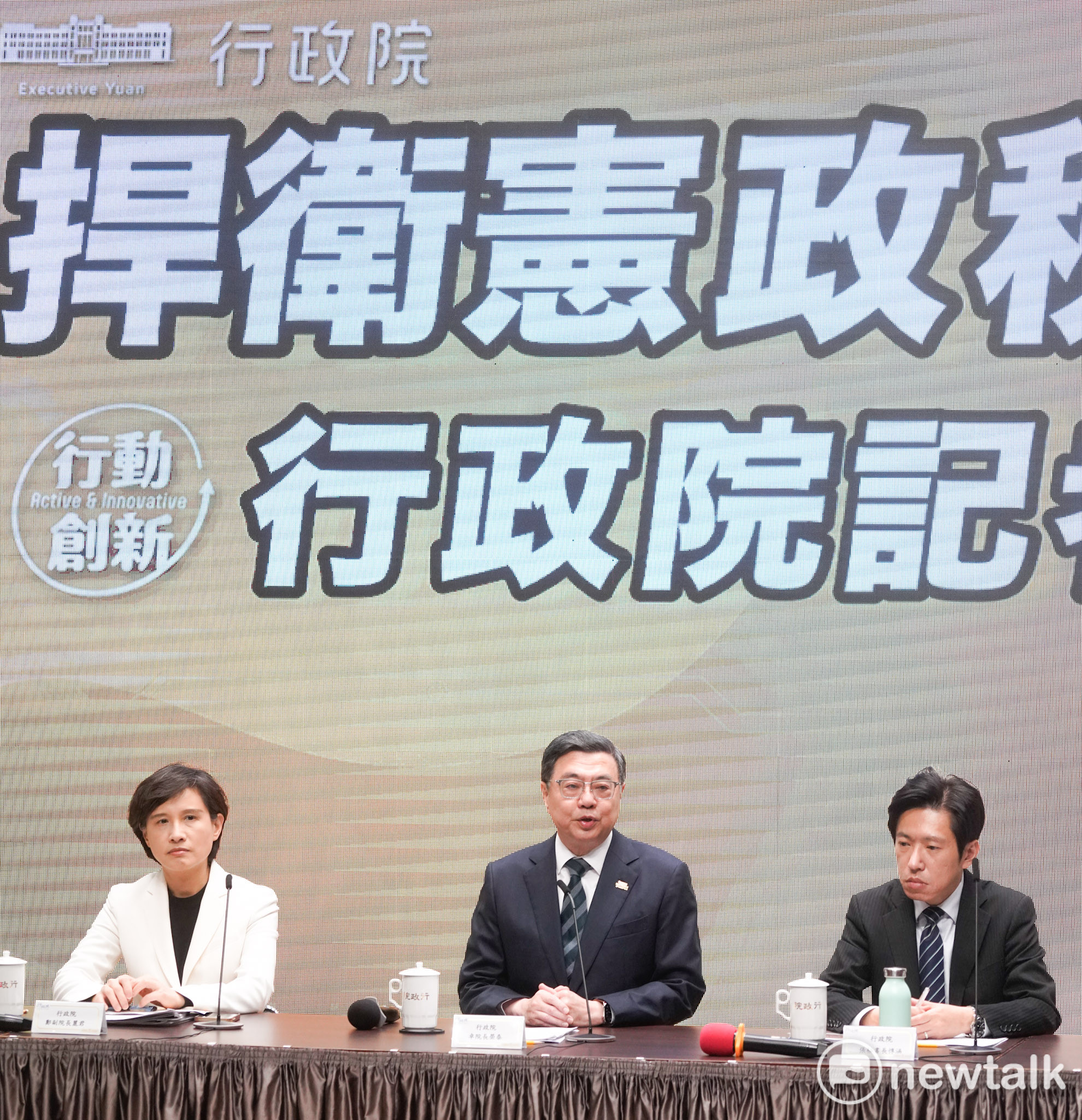  行政院長卓榮泰在副院長鄭麗君、秘書長張惇涵等人的陪同下舉行 「捍衛憲政秩序 行政院記者會」，宣不對立法院通過的財劃法修正案將不予副署。 圖：張良一/攝 