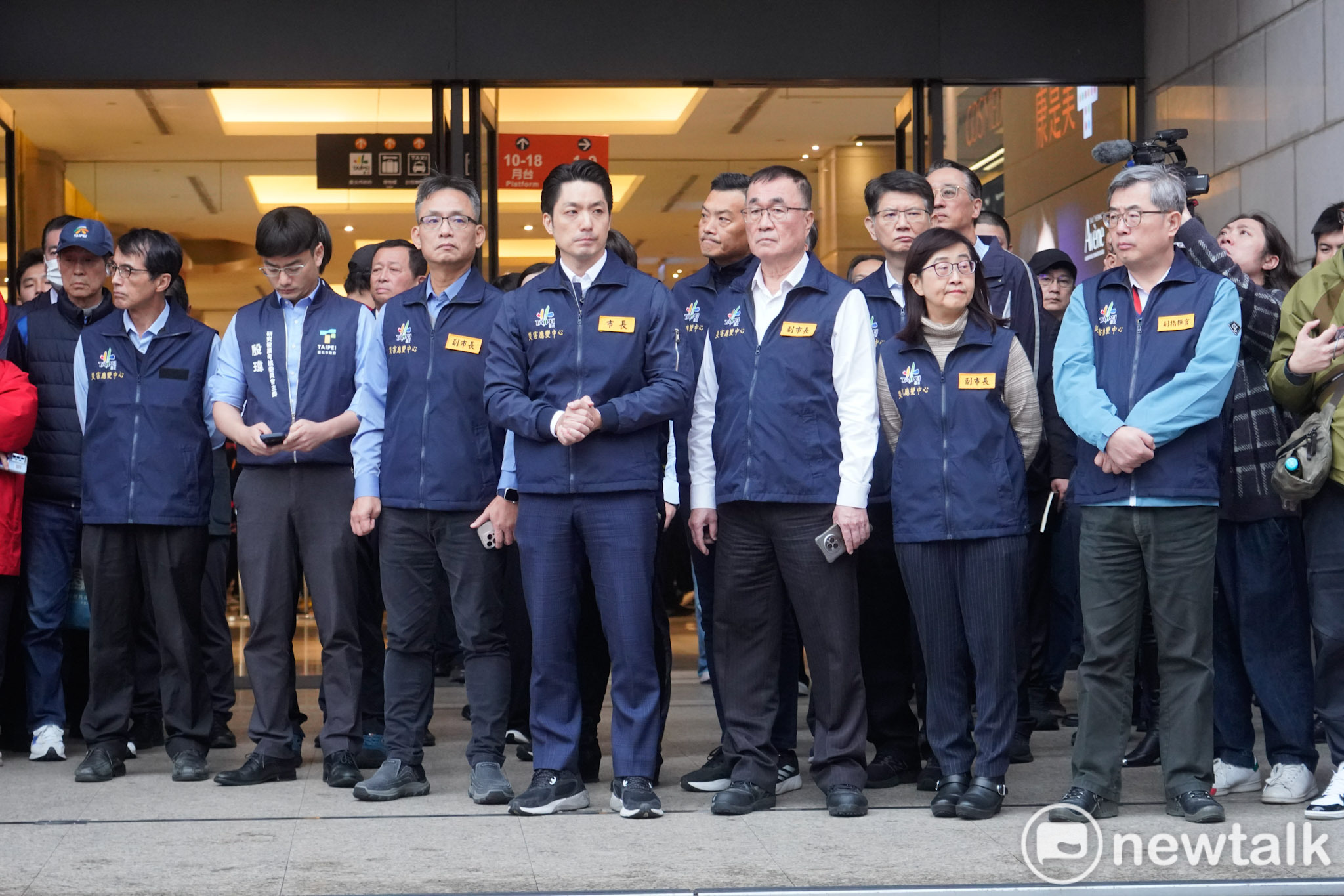 北市府今（26）日在捷運市政府站、市府轉運站及鄰近場域進行危安演練。圖為市長蔣萬安在副市長李四川、林奕華等人陪同下視導演練情況。 圖：張良一／攝 