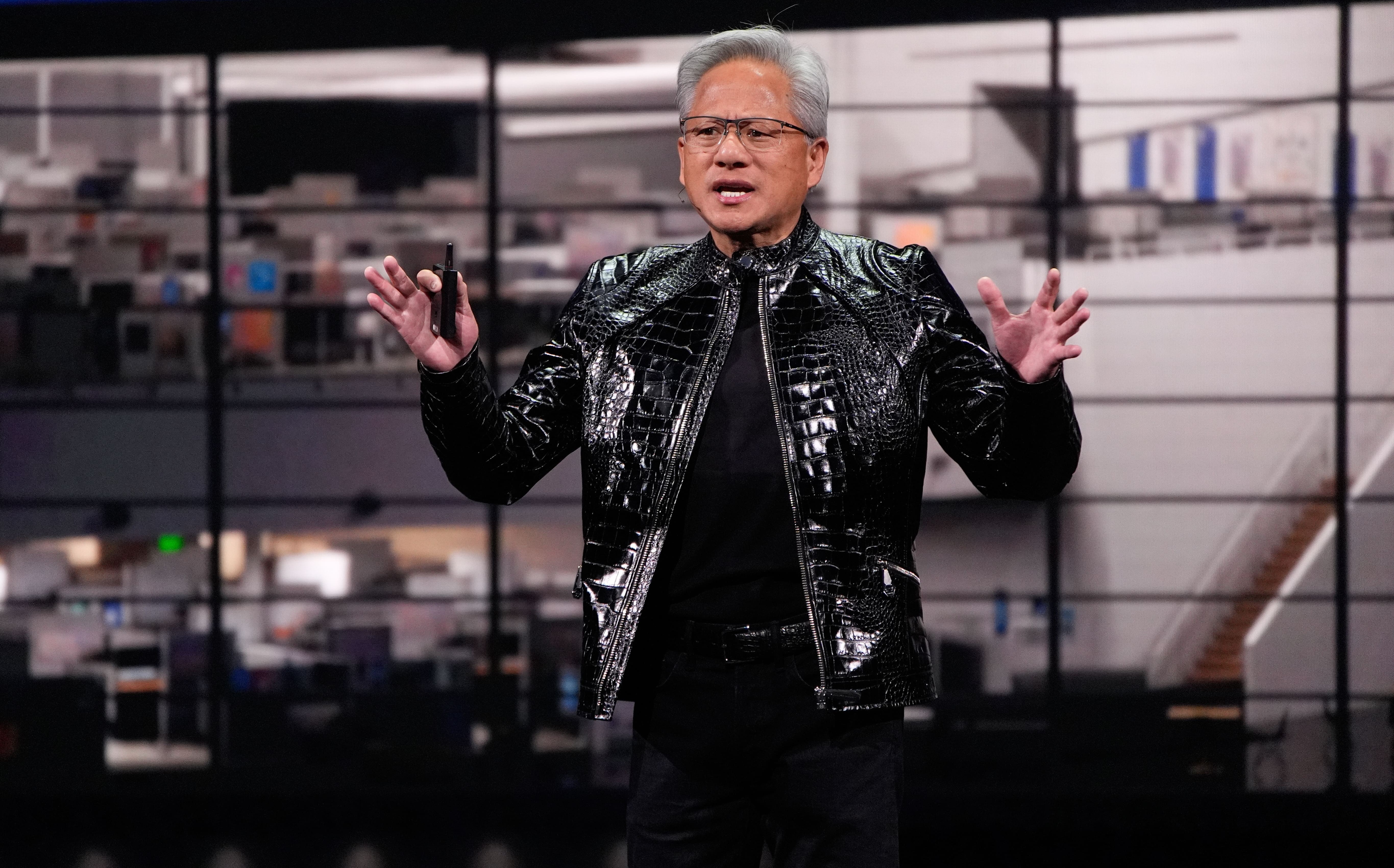 不擔心AI科技巨頭把資金燒光? 黃仁勳:代理型AI已達轉折「算力推理即營收」