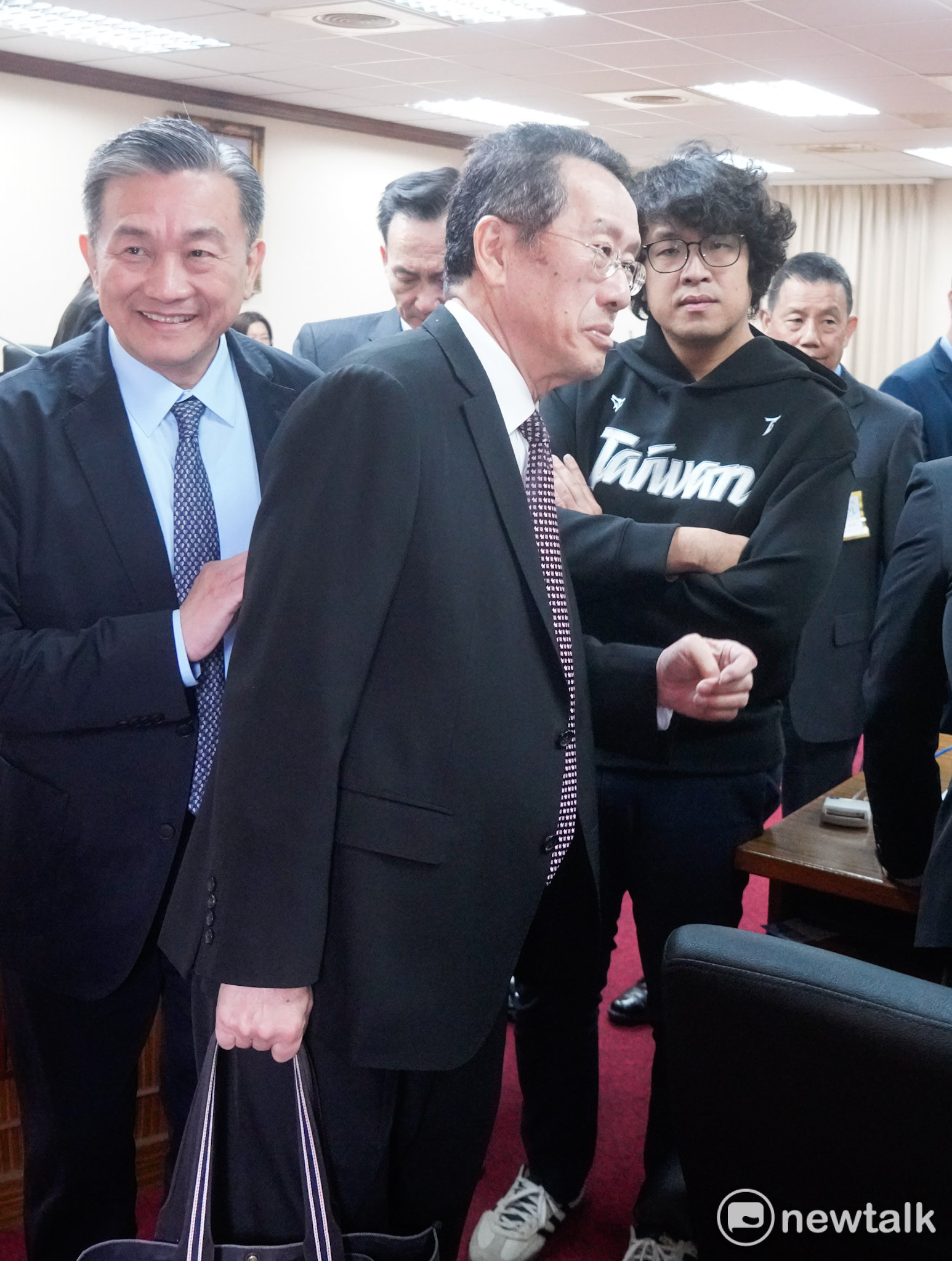  國防部長顧立雄上午到立院國防委員會報告1.25兆國防預算條例後受訪。 圖：張良一/攝 