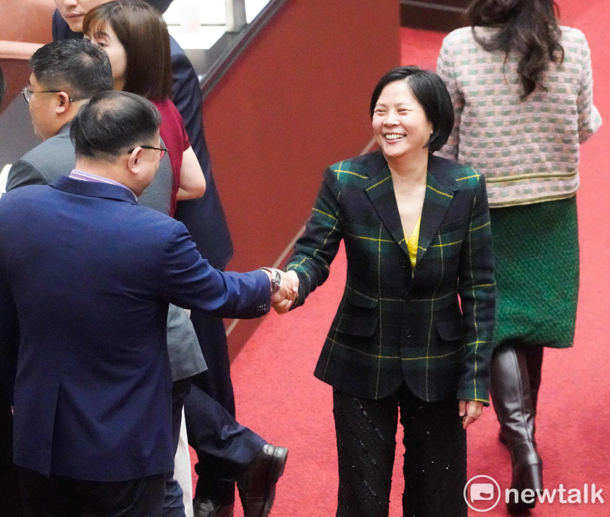  立法院開議，目前仍具有中國籍身份的民眾黨立委李貞秀和民進黨立委王義川在議場內愉快交談。 圖：張良一/攝 