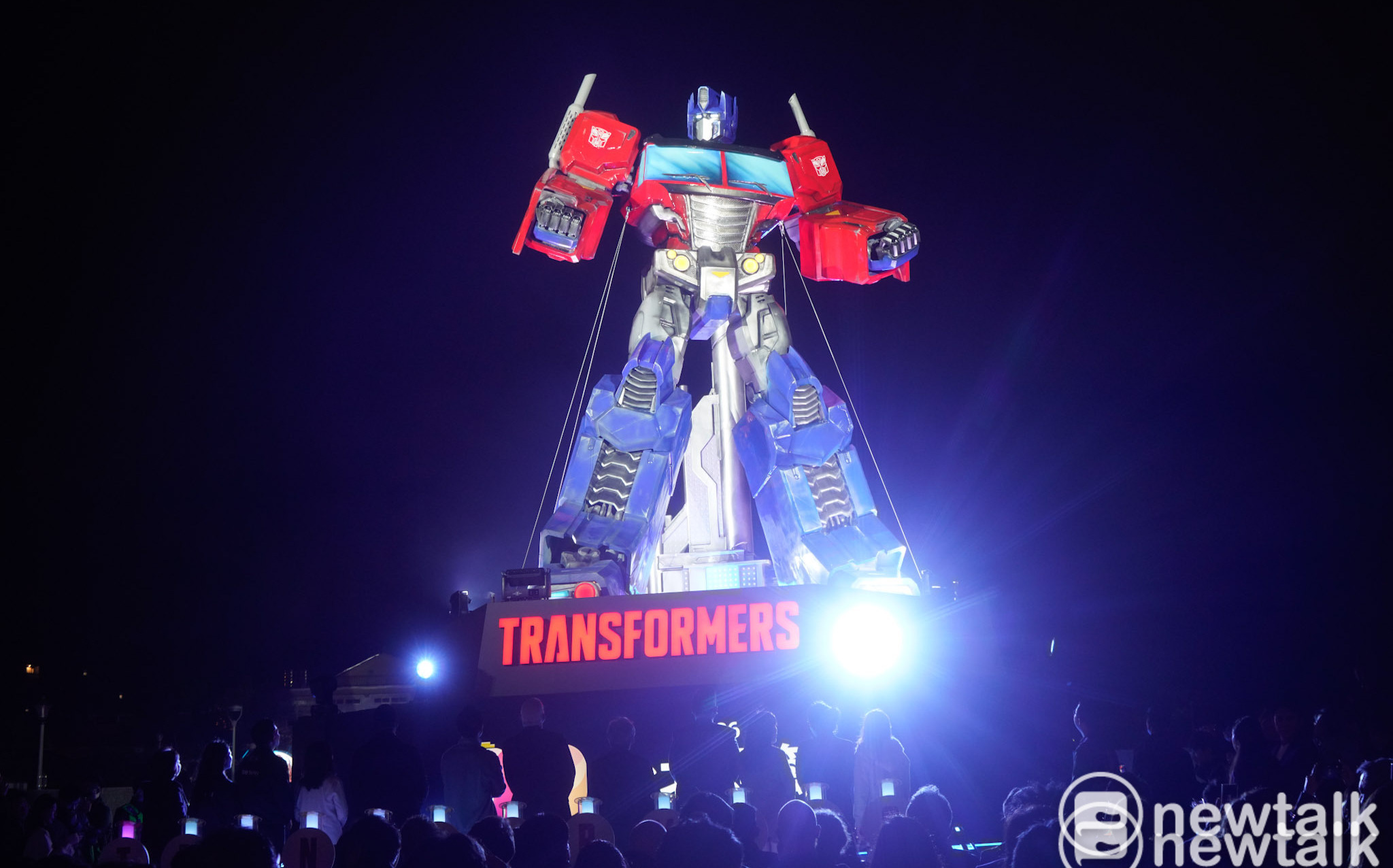 AIT首參與台北燈節 花博10米變形金剛主燈點亮