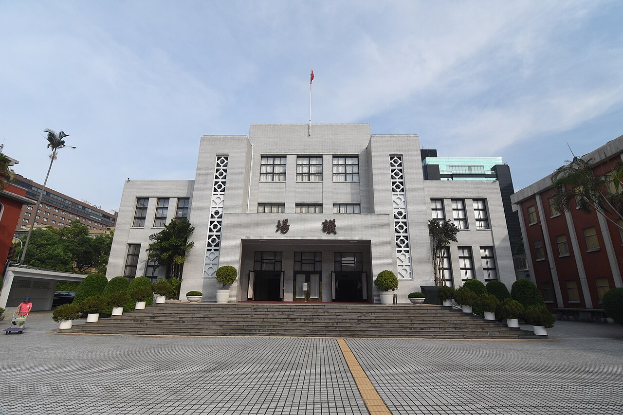  許多國家重要決策，包括關稅、軍購與外交，都需經立法院同意，因此立委意見相當重要。(圖為立法院議場) 圖：翻攝自維基百科 