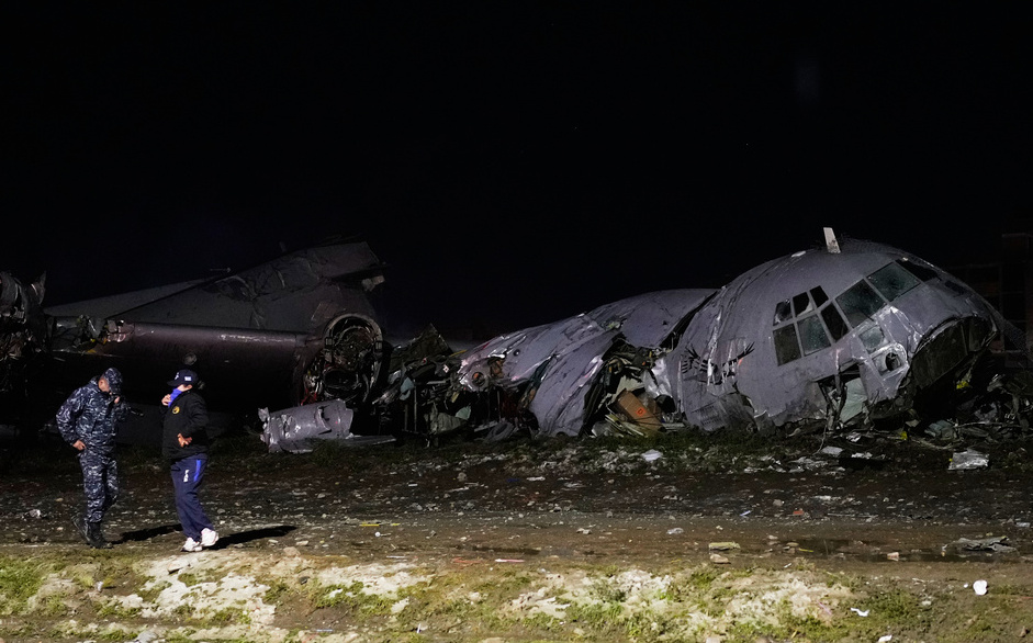 運鈔機墜毀、民眾狂搶錢! 玻利維亞央行喊無效:估約6,200萬美元要銷毀