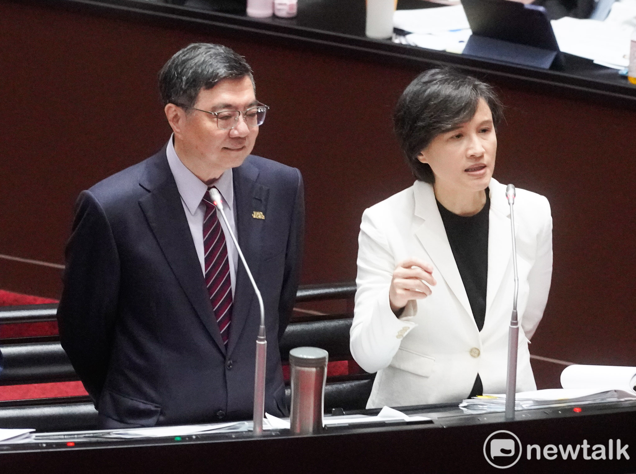  行政院長卓榮泰(左)在立法院會就台美關稅談判進行專案報告並備質詢。 圖：張良一/攝 