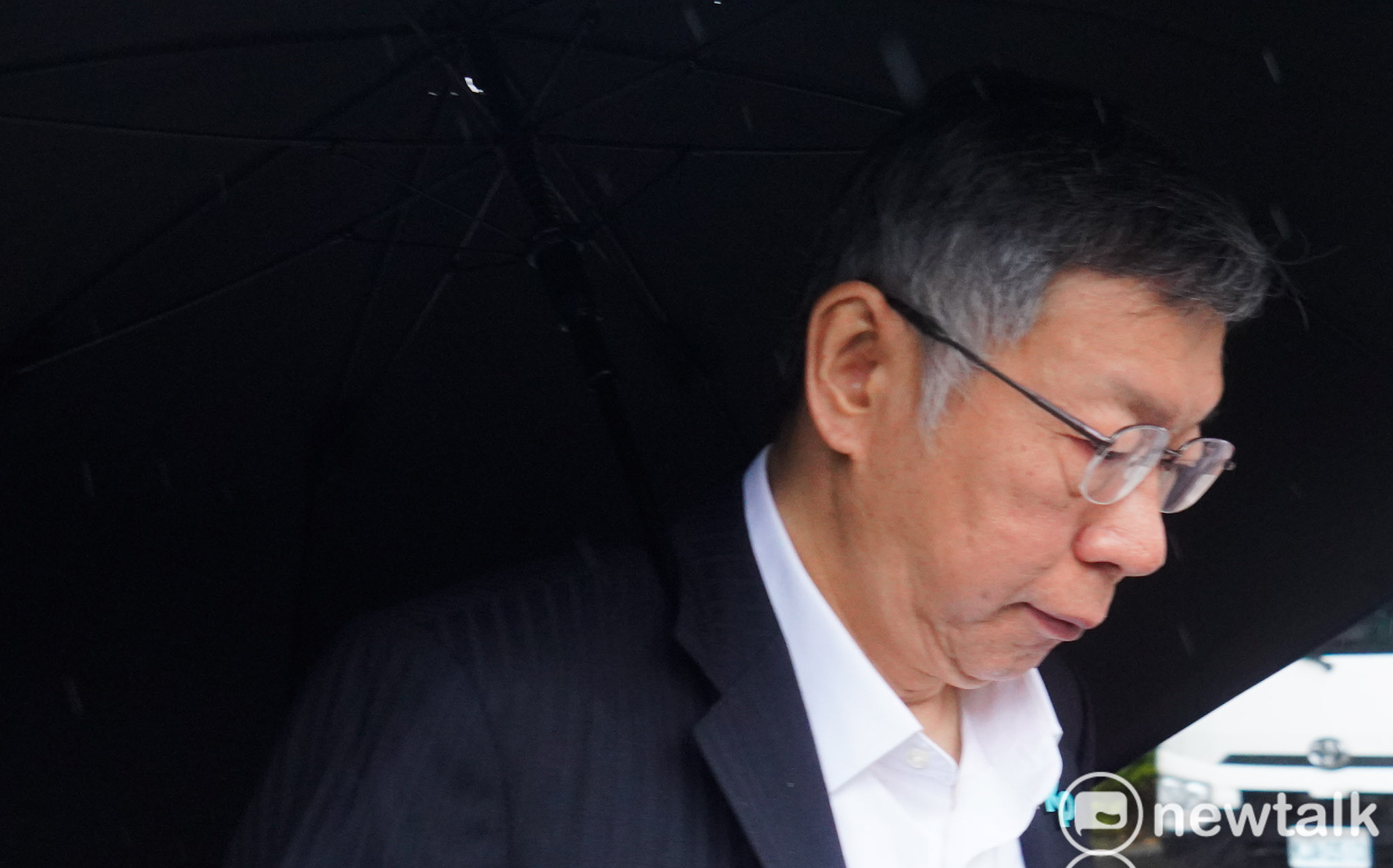 柯爸過世對年 柯文哲哽咽、要爸爸「原諒那些害我的人」