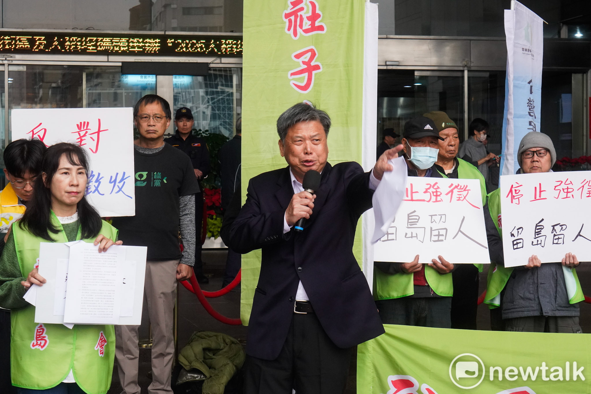 政大退休教授徐世榮發言聲援社子島自救會。 圖：張良一/攝 