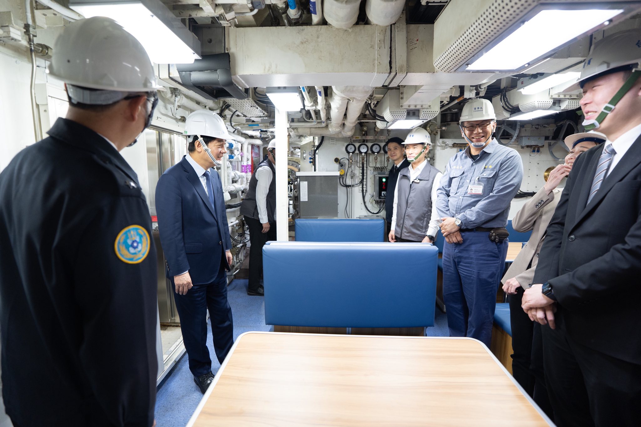  總統賴清德與總統辦公室主任陳羿伶（右方中間）與官員一起參觀海鯤號內部 圖：賴清德臉書 