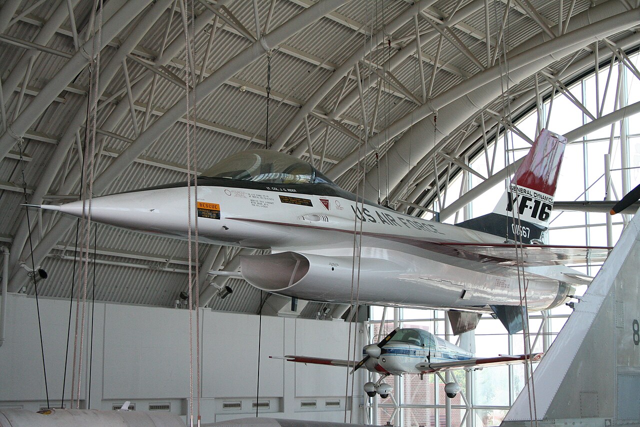 飛官當時駕駛一架已受損的 F-16 戰機執行任務，面對戰機受創、無法安全返航的情況，他在空中選擇將戰機轉向，對準敵軍車隊中心發動攻擊。 圖：翻攝自維基百科 