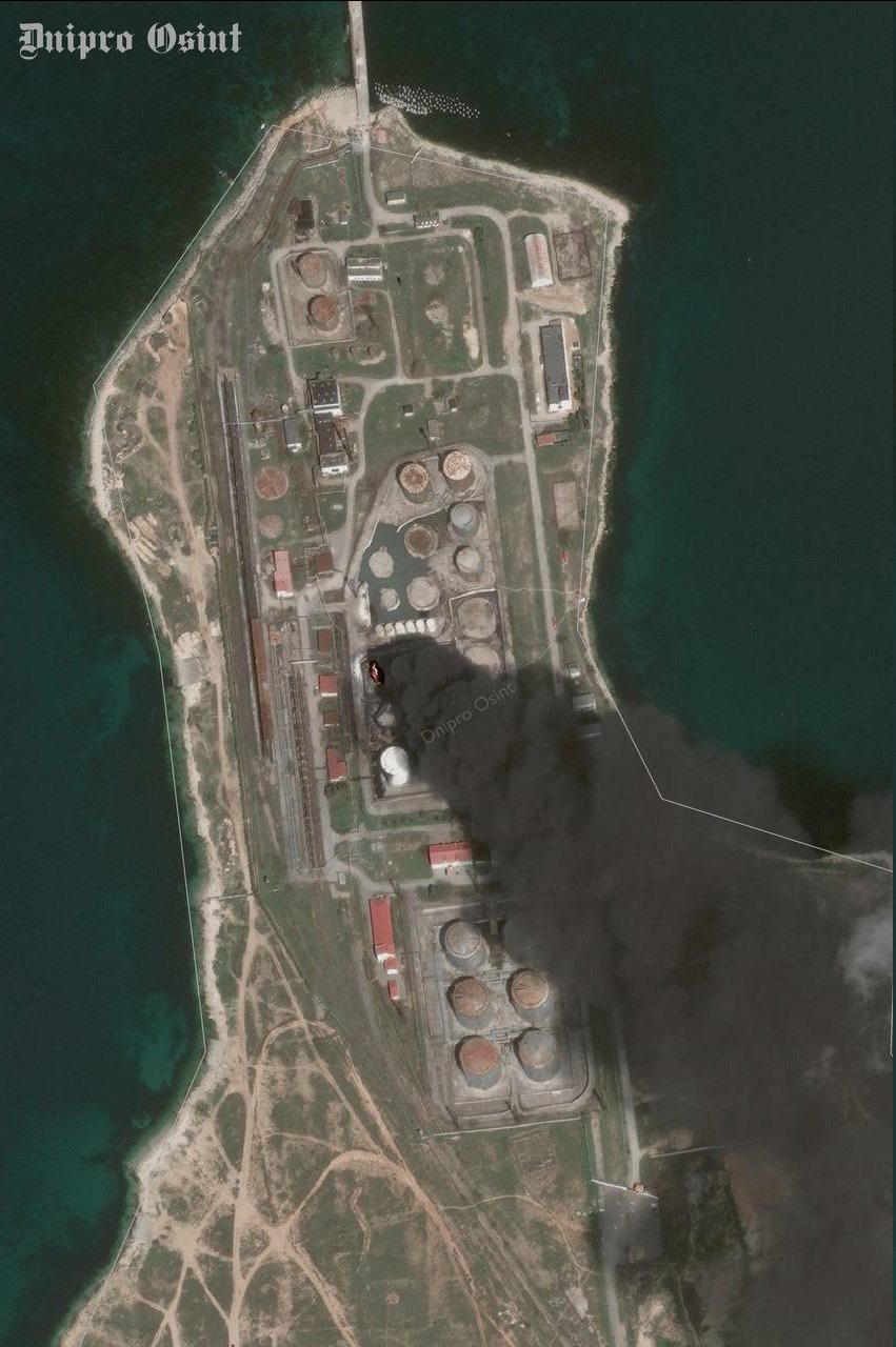  克里米亞塞瓦斯托波爾港至少兩個油槽於 4 月 16 日遭無人機摧毀。 圖：翻攝自 X 帳號 @ranging545