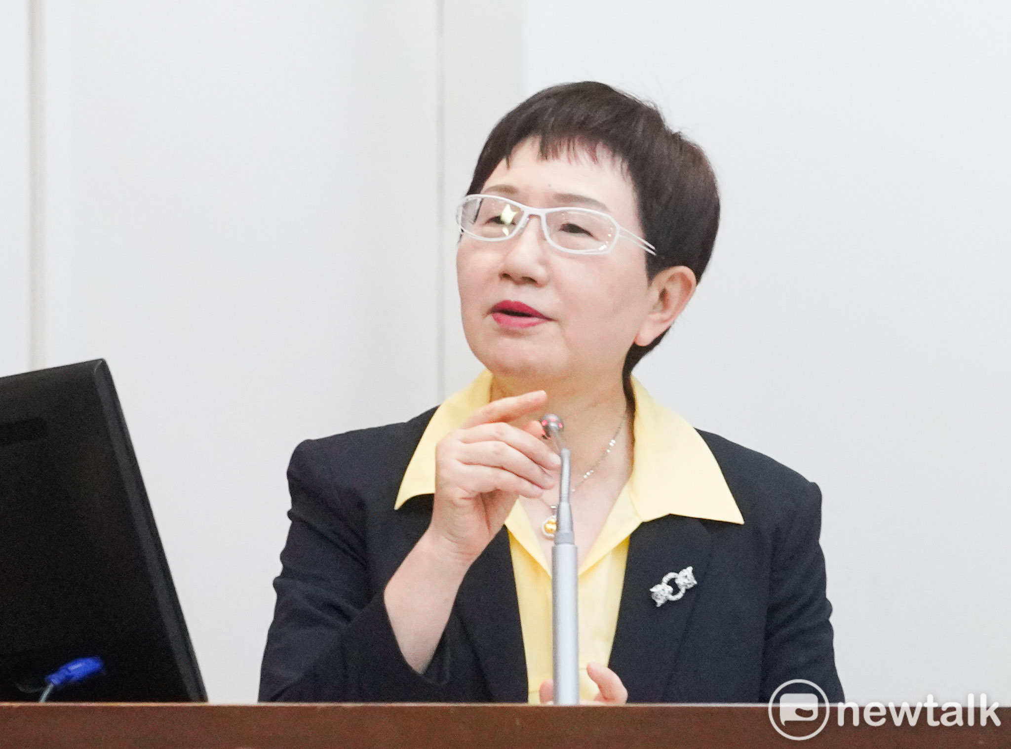  財政部長莊翠雲表態，強調幕僚團隊隨時密切掌握國際經濟局勢與台股變化，但國安基金是否正式啟動護盤，仍得依循法令條件並經委員會召開決議才能拍板。 圖：張良一/攝 