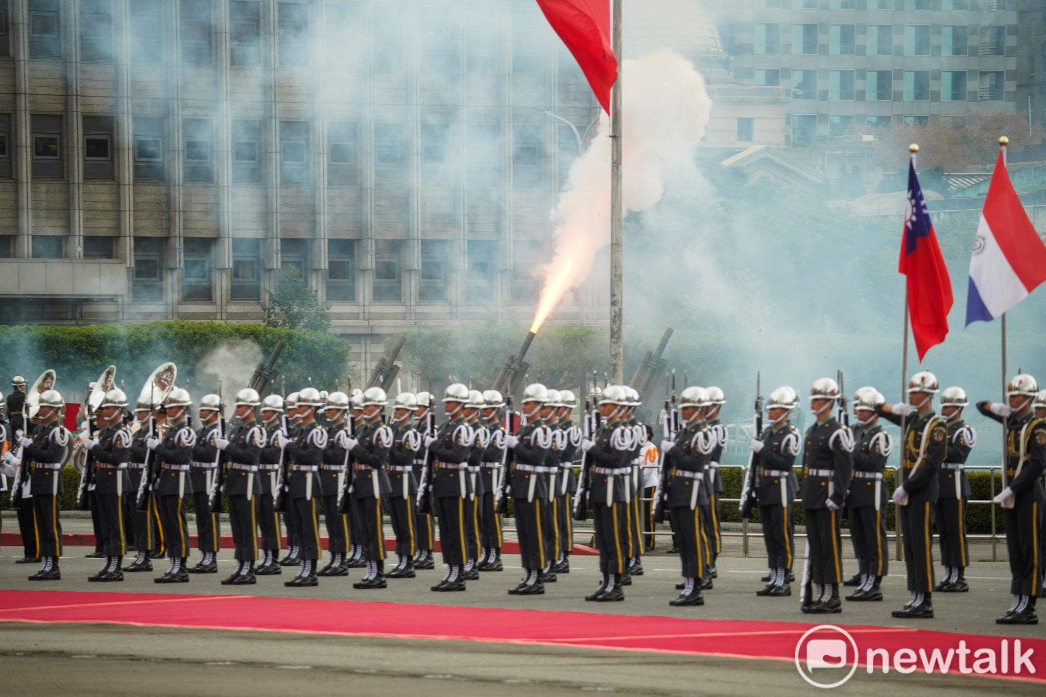 賴清德以軍禮歡迎貝尼亞。圖為三軍儀隊施放21響禮炮。 圖：張良一/攝 