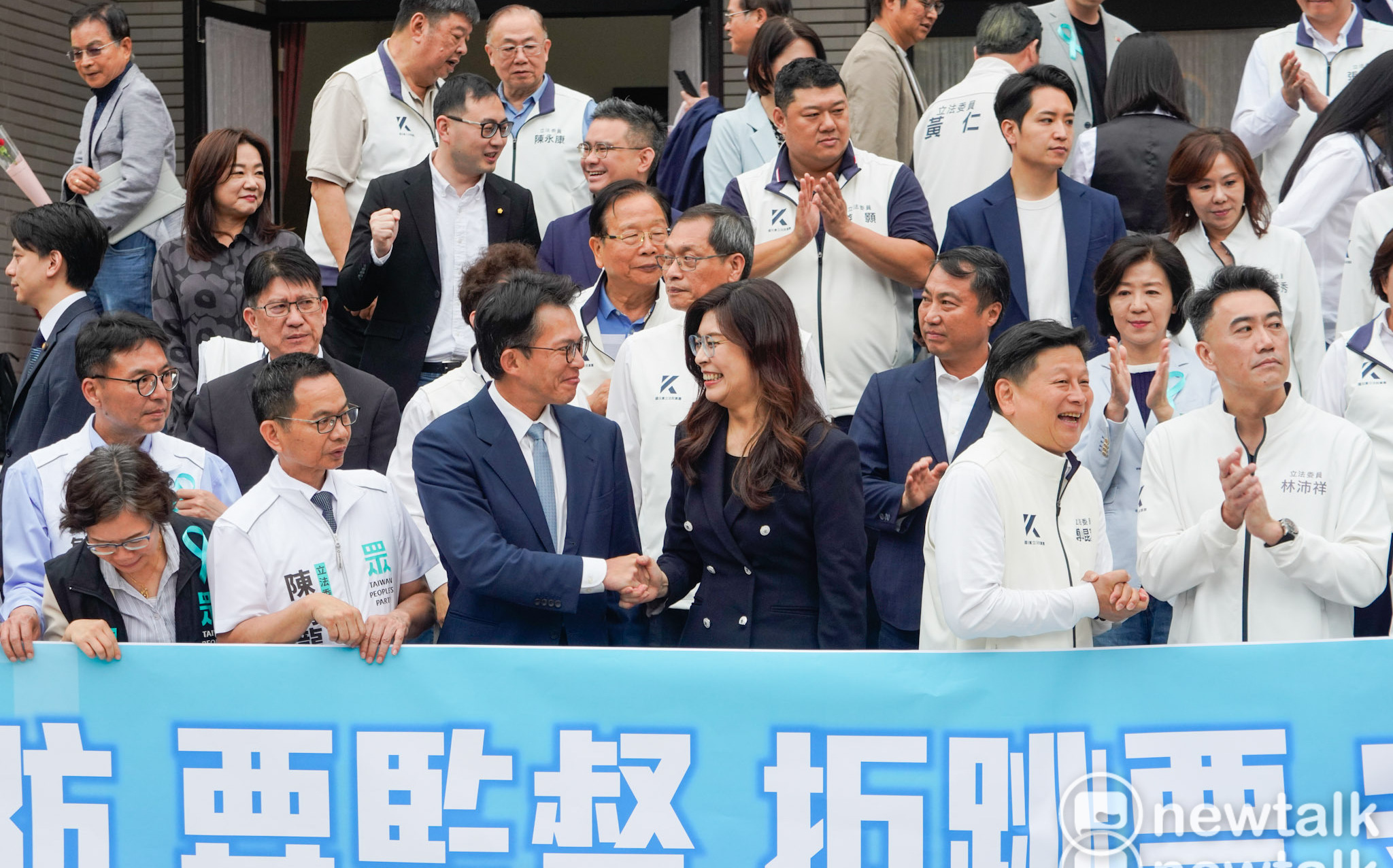 藍白聯手過7800億軍購 鄭麗文、黃國昌現身立院謝「盧媽」　