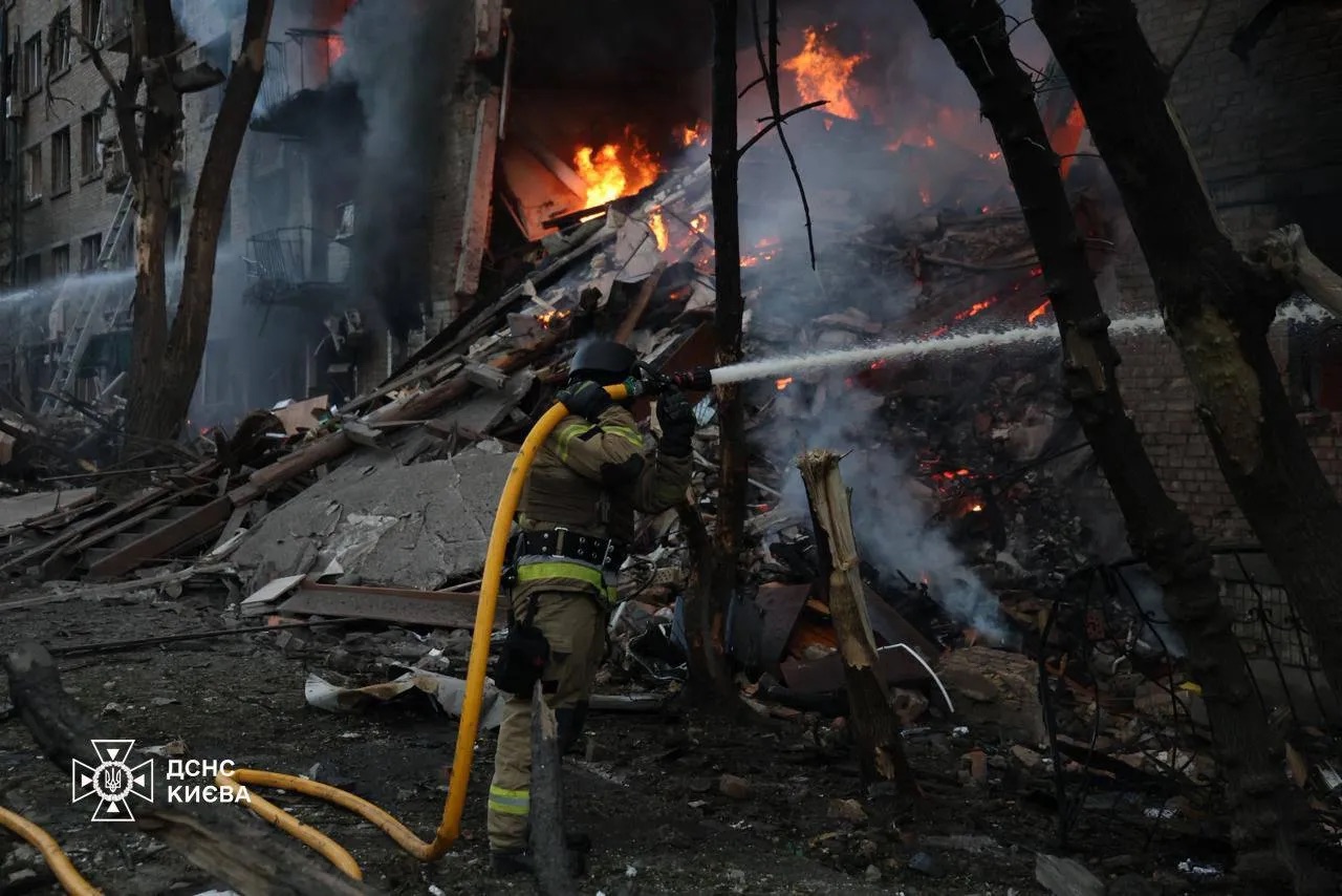  基輔多個民生設施，包括住宅區、市場等地遭到攻擊。 圖：翻攝自Ukraine's State Emergency Service 