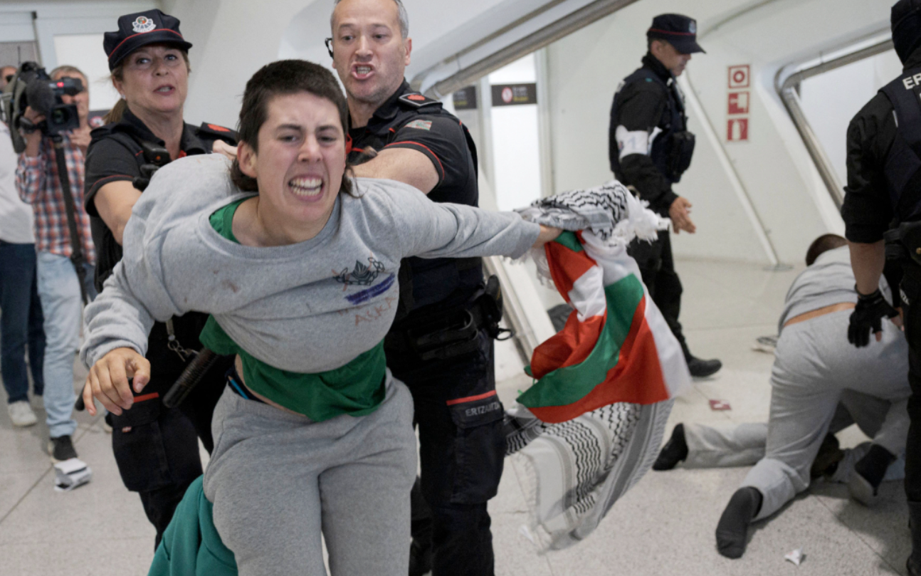  抗議者家屬試圖衝破安全封鎖線，隨後引爆大規模警民肢體衝突 圖：翻攝自 X @alestiklalen 
