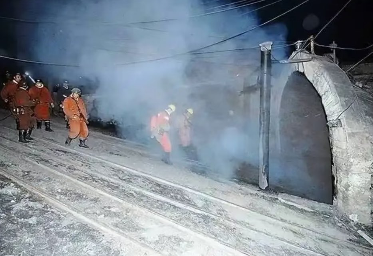 山西一座煤礦發生瓦斯爆炸，造成82名礦工死亡。事發時，井下共有247名工人。