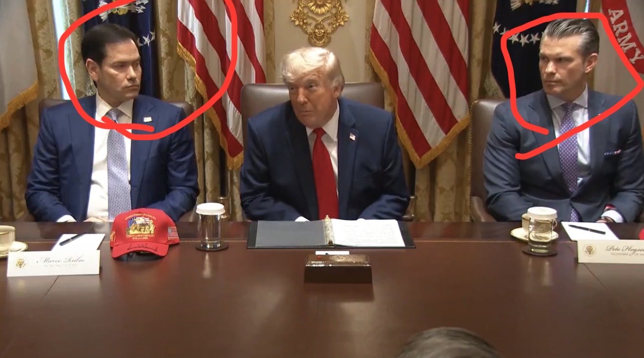 國務卿盧比歐（Marco Rubio）與國防部長海格塞斯（Pete Hegseth）為川普言論露出僵硬尷尬的笑容 圖：翻攝自 X @Microinteracti1 