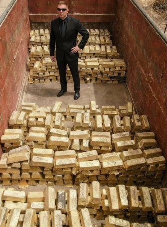  中央情報局特工大衛拉什在家中被捕，警方在其住所搜出價值 4000 萬美元的金條。 圖：翻攝自 X @defense_civil25 