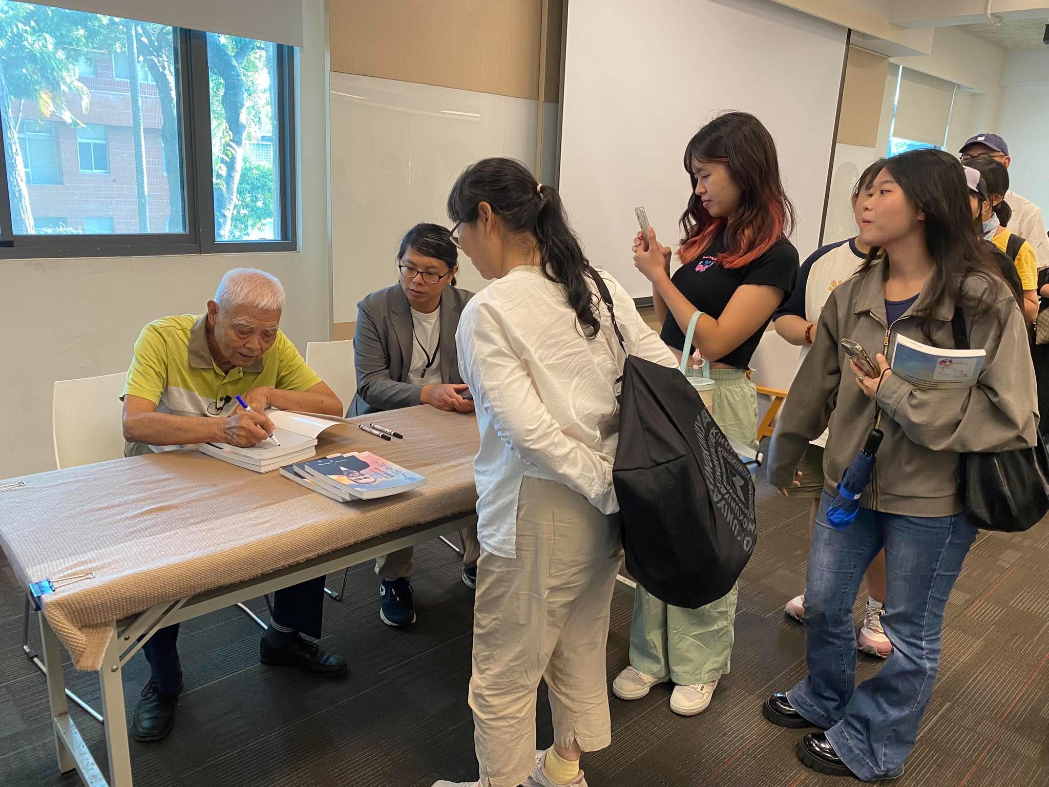  會後高金郎進行回憶錄簽書會，許多讀者請前輩為新書簽名、留下紀錄。 圖：陳文成基金會提供 