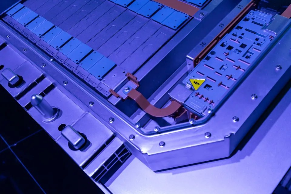 相較於鋰離子電池，鈉電池的核心優勢在於資源豐富與成本低廉。圖：翻攝自@BloombergBWCN 