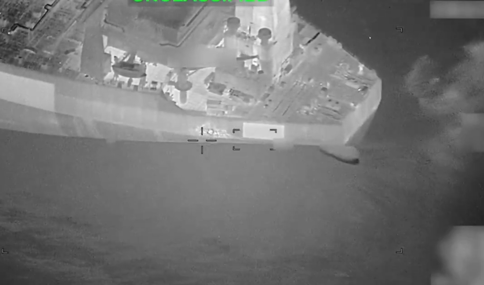 美軍在連續近 24 小時的警告無效後，發射了「地獄火」飛彈（Hellfire missile）精準擊中一艘試圖突破封鎖、駛往伊朗港口的無人油輪機艙 圖：翻攝自 X @Jarek2025 